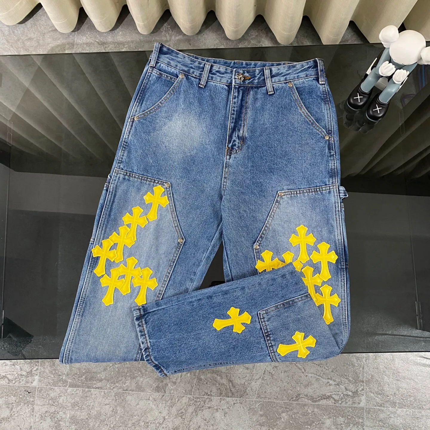 P270 CH Chromehearts limited edition yellow cross-stitched leather work jeans and logging pants. The counter price is 34W level. The patchwork cross pattern is embellished and the jeans are washed! ! An absolutely high-end luxury product, a 1.9W-level god-level single product, a super popular product, made by top heavy industry, a magic weapon that cannot be missed! [About Zangyin] This is an extremely luxurious fashion brand that can also be called the aristocracy of the high street. It has always been an exclusive brand for some hipsters or rich second generations. Compared with ordinary high streets, it is more luxurious and noble. Compared with luxury brands, it is more fashionable and individual. It has always been a brand that I have a special liking for. [Top heavy industry fashion design] Consistently high-street luxury style. Speaking of this style, the Zangyin family and GU family are definitely the leading representative brands. Especially the Zangyin family has really achieved a state-of-the-art effect in creating high-street style. The unique washed material is used to create this style. The color system is already quite eye-catching. After it is decorated with patchwork cross flowers, it cleverly highlights the charm of the brand. Secondly, this style uses classic The high-waist cutting design highlights the long legs and fashionable temperament of the upper body. The brand is highly recognizable and the slim fit configuration is more suitable for daily wear. It is a product that interprets personality, fashion, and specifications at a glance. This single product is enough to make any fan excited. It can be a white T-shirt for a youthful college style, or a tight suspender for a royal style. It has strong matching ability and can be easily controlled by men.  [Materials and craftsmanship] Needless to say, this point goes without saying. As an excellent craftsman brand, Zangyin’s requirements for details and craftsmanship are really perfect. The washed color of this model has gone through so many processes, not to mention the embellishment of denim appliques. It is also purely hand-made and sewn. Just like what they believe in, only hand-made things have soul and have the meaning of wear. A top-notch heavy-duty fashionable denim item, I look forward to your perfect interpretation! !  Color: blue Size: 30-36